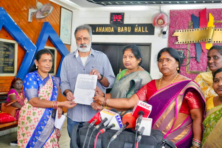 మహిళా సమైక్య ప్రతినిధులు ఫిలిం ఛాంబర్ వద్ద ప్రభుత్వ సారాయి దుకాణం సినిమా పై ఫిర్యాదు చేశారు